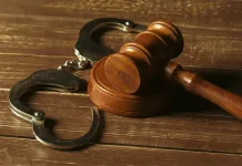 Nueva Fiscalía especializada investigará crimen organizado en todo el país justicia-esposas-juridico-martillo-madera