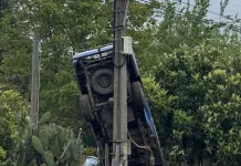 Conductor pierde el control de camioneta y termina montado sobre poste eléctrico en Palmilla 633706c1-cdc3-44e6-94a9-4046082dd5c6