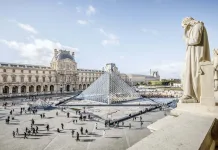 Encapuchados roban joyas de Napoleón en asalto al Museo del Louvre en París