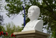 Instalan busto de Gabriela Mistral en una de las plazas más antiguas de Molina-1