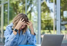 mujer-computador-violencia-frustracion-pena-molestia
