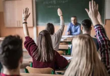 sala-clases-profesor-istock