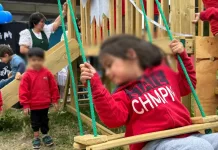 Municipio de Molina instala nuevos juegos infantiles en jardines de Lontué con apoyo del Minsal