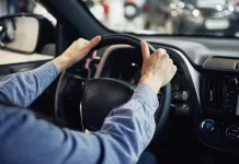 auto-interior-conductor-volante