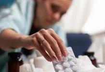 Docente advierte riesgos por automedicación y consumo problemático en jóvenes universitarios Sick woman having seasonal illness at home