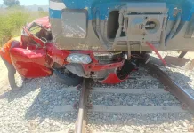 Vehículo quedó bajo tren de pasajeros tras grave accidente ferroviario en Molina Vehículo quedó bajo tren de pasajeros tras grave accidente ferroviario en Molina