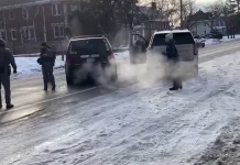 Agente de migraciones de EE.UU mata a mujer y el hecho provoca protestas en Minneapolis Agente de migraciones de EE.UU mata a mujer en Minneapolis y el hecho provoca protestas