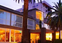 Alcalde de Curicó cuestiona avance del SLEP Los Cerezos y pide transparencia en medio de debate por su implementación Edificio del SLEP Los Cerezos, Curicó | Archivo