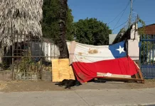 Instalan bandera chilena como cierre perimetral en vivienda del sector sur de Curicó