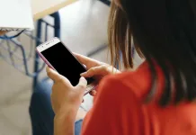 Colegios deberán actualizar reglamentos tras ley que prohíbe celulares en clases escolar-telefono-calses