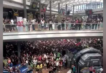 Caos en Mallplaza Vespucio tras convocatoria de influencer que prometía regalar dinero Caos en Mallplaza Vespucio tras convocatoria de influencer que prometía regalar dinero