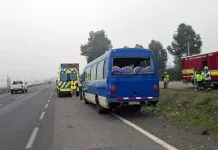 Colisión entre minibús y camión deja una persona lesionada en la Ruta 5 Sur en Teno-2