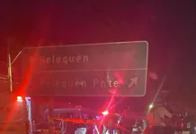Una persona fallece tras violenta colisión entre microbús y vehículo menor en cruce Rosedal IMG_7237