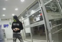 Solitario delincuente sustrae cerca de $500 mil tras violento asalto a farmacia en Linares Screenshot