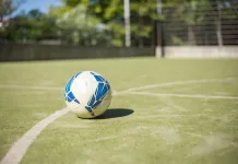 balon-cancha-cesped