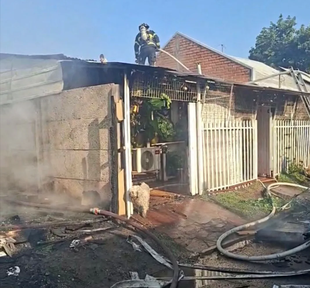 Incendio Destruyo Dos Viviendas Y Dejo Un Lesionado En Curico 1