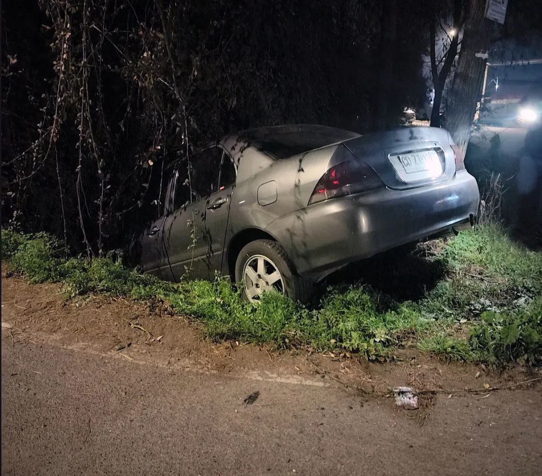 Vehiculo Termino Incrustado En Una Zanja Tras Accidente En Sector La Obra De Curico