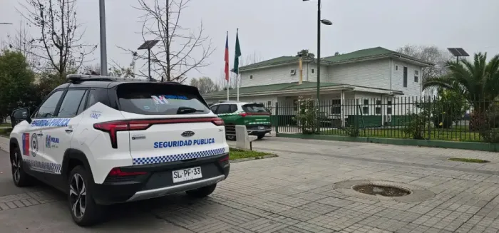 Móvil de Seguridad Pública de Molina frente a la Subcomisaría de Lontue Móvil de Seguridad Pública de Molina frente a la Subcomisaría de Lontue