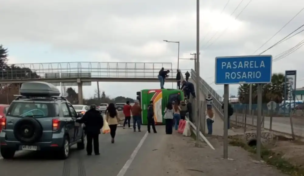 Bus Interprovincial Volco En La Ruta 5 Sur 18 Pasajeros Resultaron Lesionados