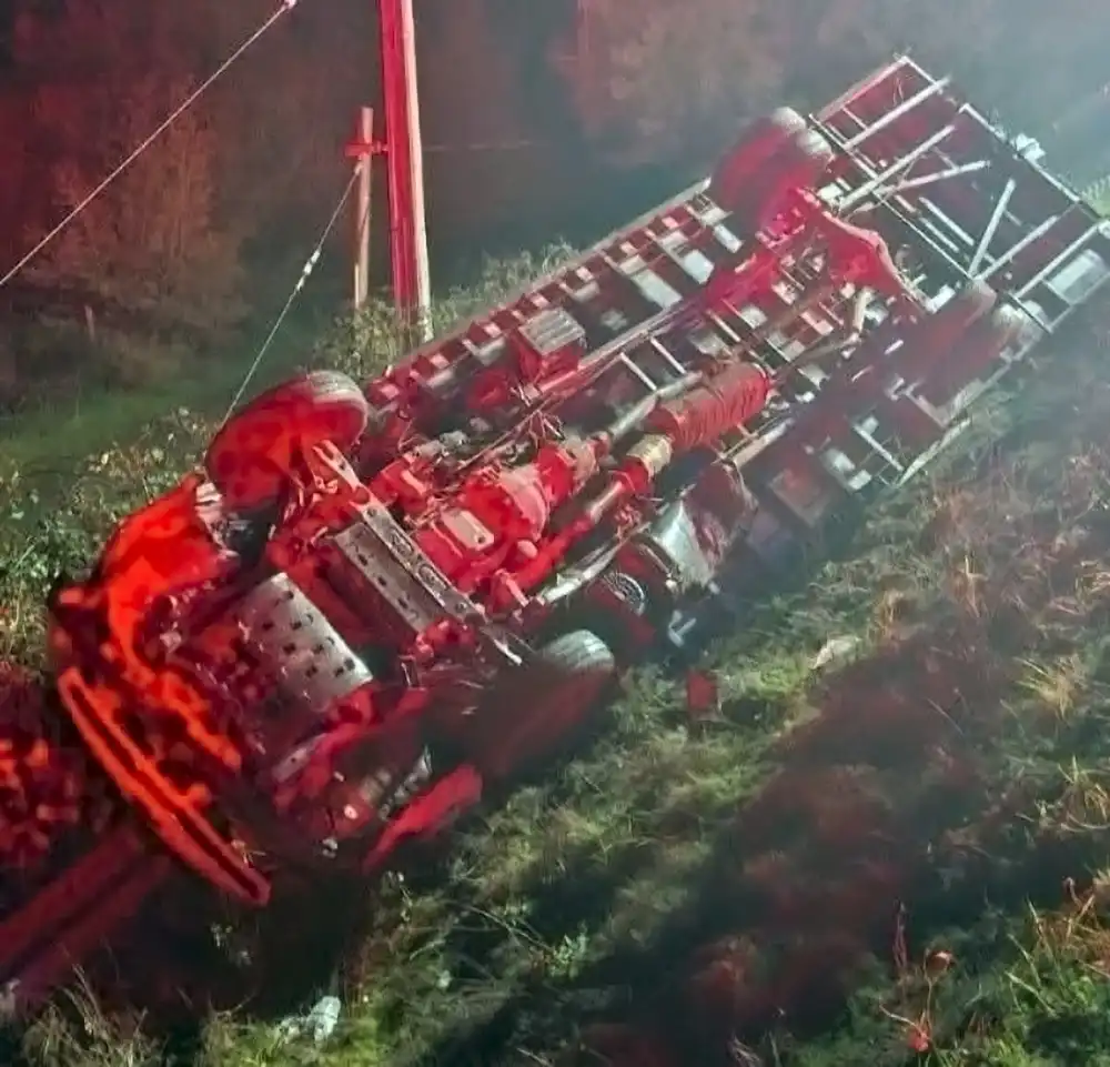Conductor Resulto Lesionado Tras Volcamiento De Camion En El Puente Perquilauquen