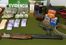 Detienen a un sujeto tras violento robo a familia en Agua Buena: recuperan dinero, armas y especies sustraídas Detienen A Un Sujeto Tras Violento Robo A Familia En Agua Buena Recuperan Dinero Armas Y Especies Sustraidas