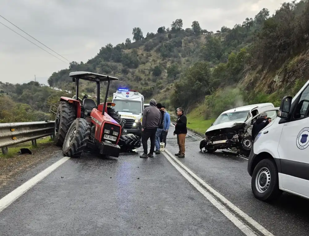 Dos Personas Lesionadas Deja Colision Entre Tractor Y Vehiculo En La Ruta J 60 En Rauco
