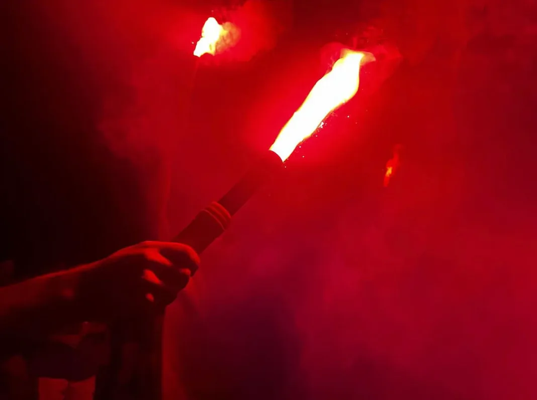 Formalizan A Dos Hinchas Por Encender Bengalas Durante Partido De Rangers En Talca