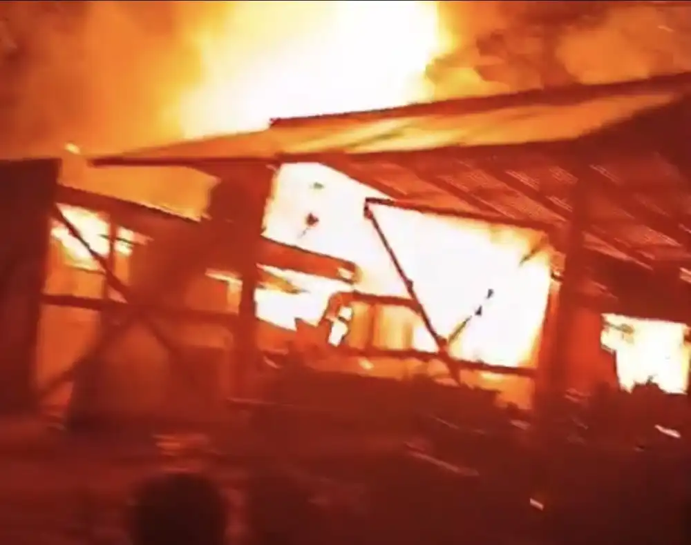 Incendio De Gran Magnitud Destruyo Al Menos Tres Viviendas En Sector Costa Blanca De Constitucion