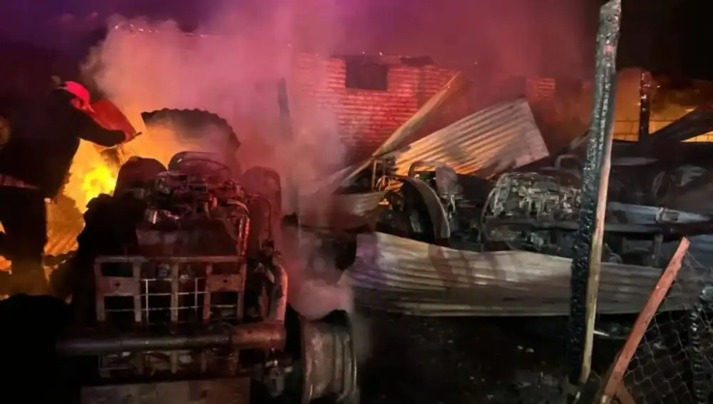 Incendio Destruye Maquinaria Agricola Al Interior De Taller Mecanico En Peralillo