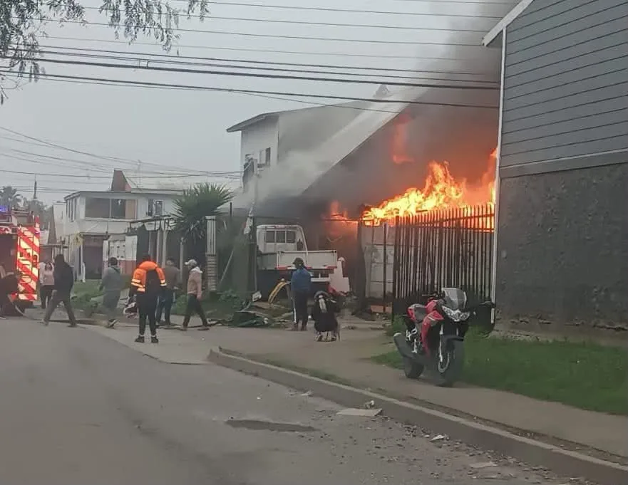 Incendio Destruye Una Vivienda Y Obliga A Declarar Primera Alarma En El Sector Santos Martinez De Curico