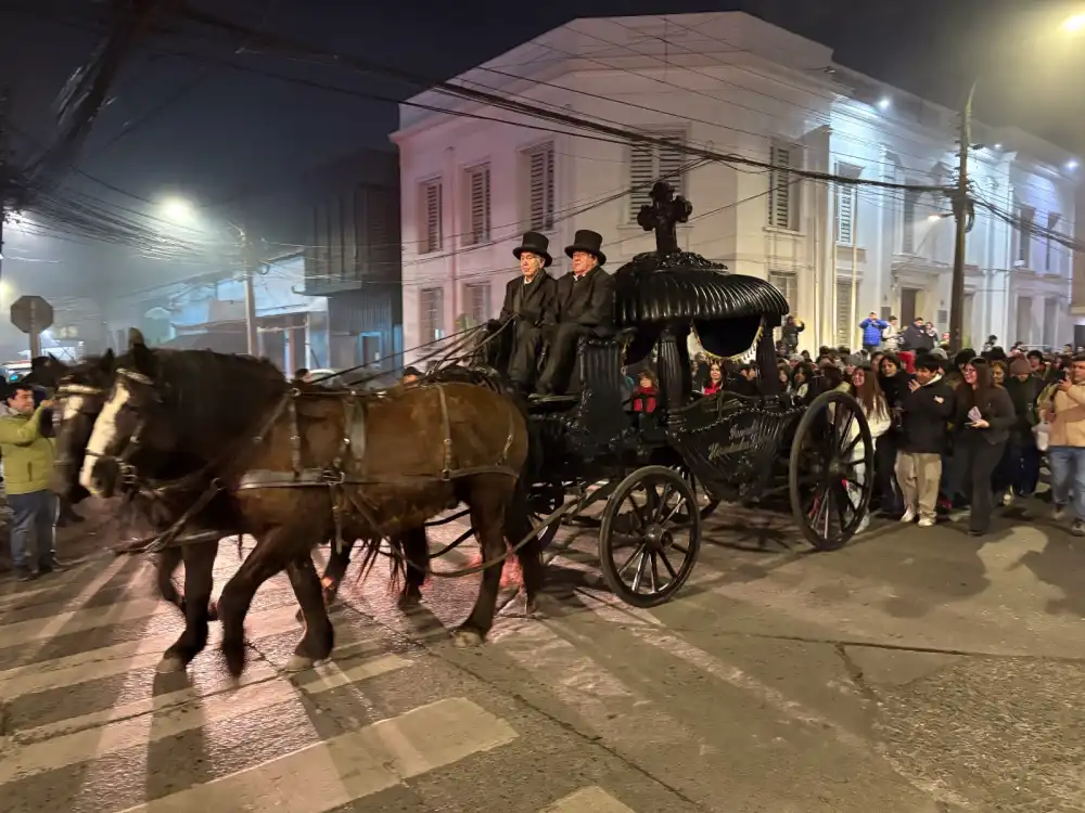 Mas De 1 500 Personas Participaron En Recorrido Nocturno Por El Cementerio Parroquial De Molina Durante El Dia Del Patrimonio 2