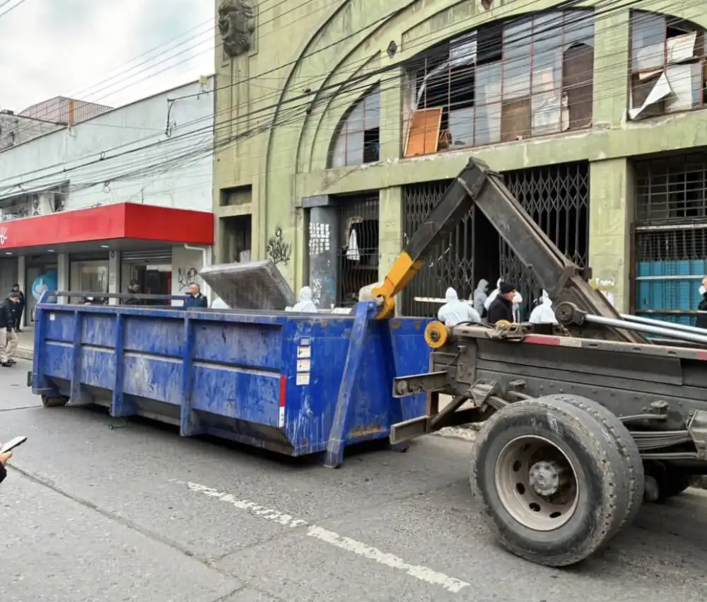 Municipio Y Carabineros Realizan Desalojo Y Limpieza Del Abandonado Teatro Victoria De Curico