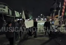 Vecinos De Curico Se Manifiestan Para Exigir Autorizacion De Efe Que Permita Erradicar Rucos Junto A La Linea Ferrea
