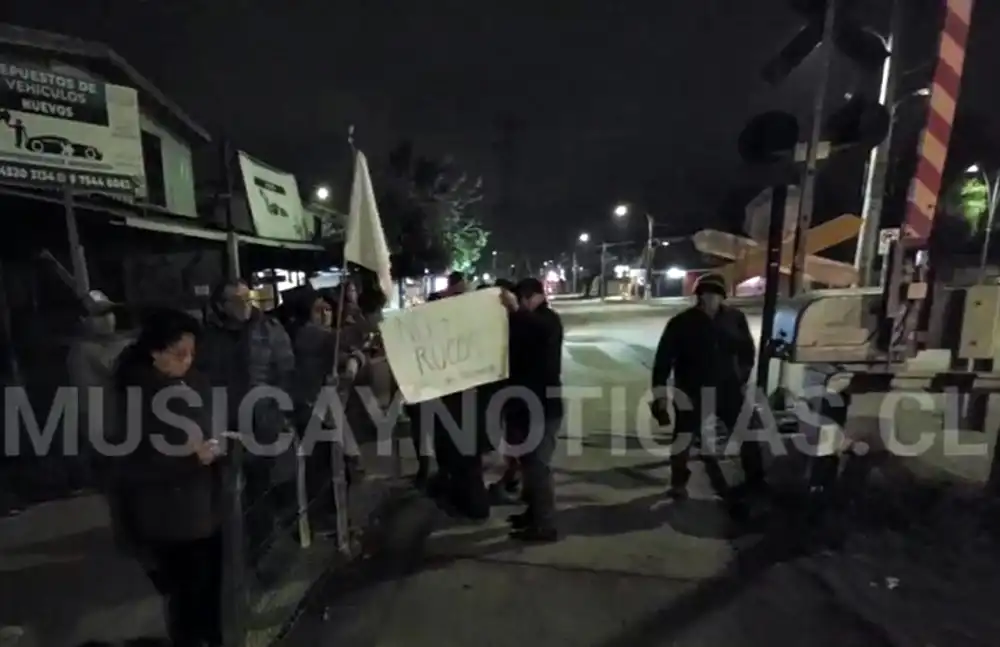 Vecinos De Curico Se Manifiestan Para Exigir Autorizacion De Efe Que Permita Erradicar Rucos Junto A La Linea Ferrea