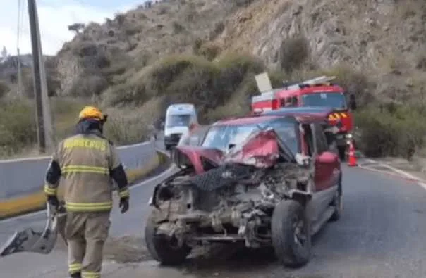 Violento Choque Frontal Entre Automovil Y Camion Deja Un Lesionado En Santa Cruz
