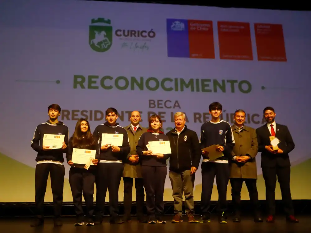 135 Estudiantes De Curico Reciben La Beca Presidente De La Republica Por Su Excelencia Academica