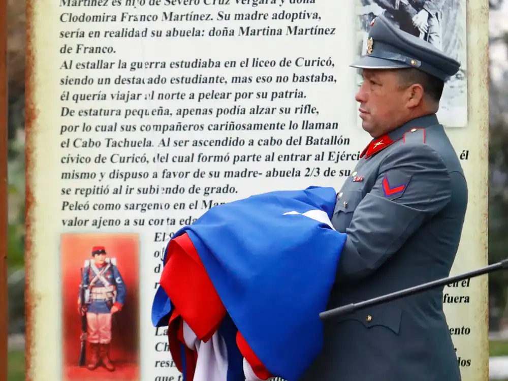 Autoridades Y Vecinos Participaron En La Quinta Ceremonia De Izamiento De La Bandera En Curico 1