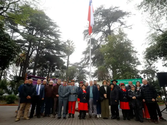 Autoridades Y Vecinos Participaron En La Quinta Ceremonia De Izamiento De La Bandera En Curico Autoridades Y Vecinos Participaron En La Quinta Ceremonia De Izamiento De La Bandera En Curico