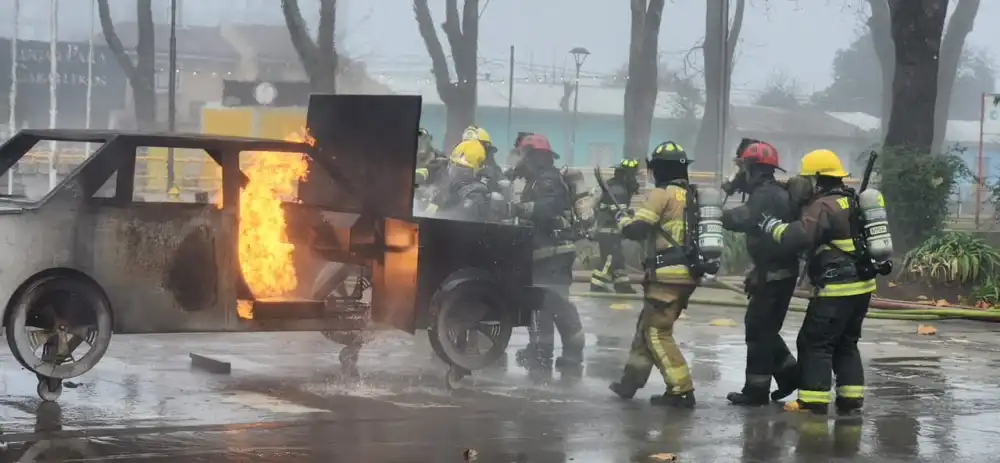 Bomberos Del Maule Sur Fortalecen Su Preparacion Con Curso Especializado Para Combatir Incendios En Vehiculos