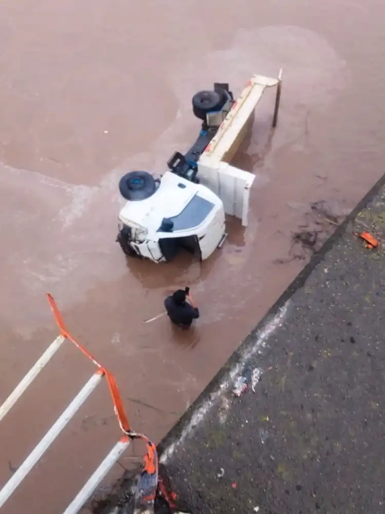 Camion 3 4 Cae Al Lecho Del Rio Teno Tras Perder El Control En El Puente Rauco