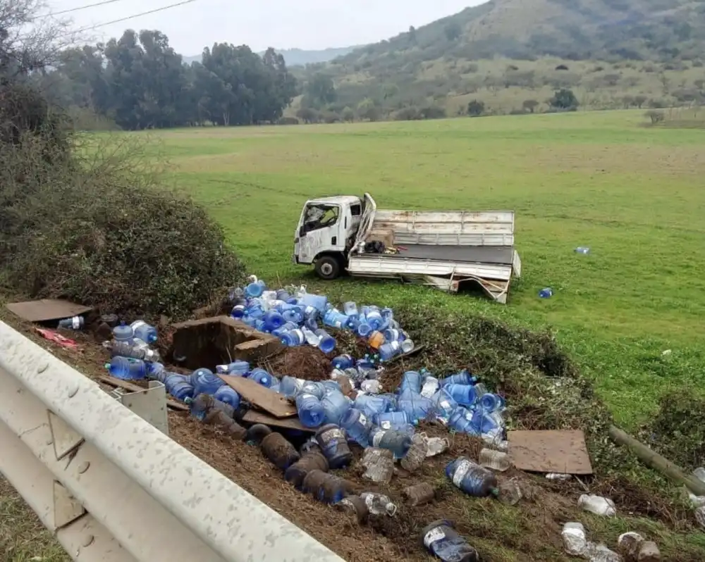 Camion 3 4 Volco En La Ruta J 60 En Hualane Conductor Fue Rescatado Y Trasladado Al Hospital