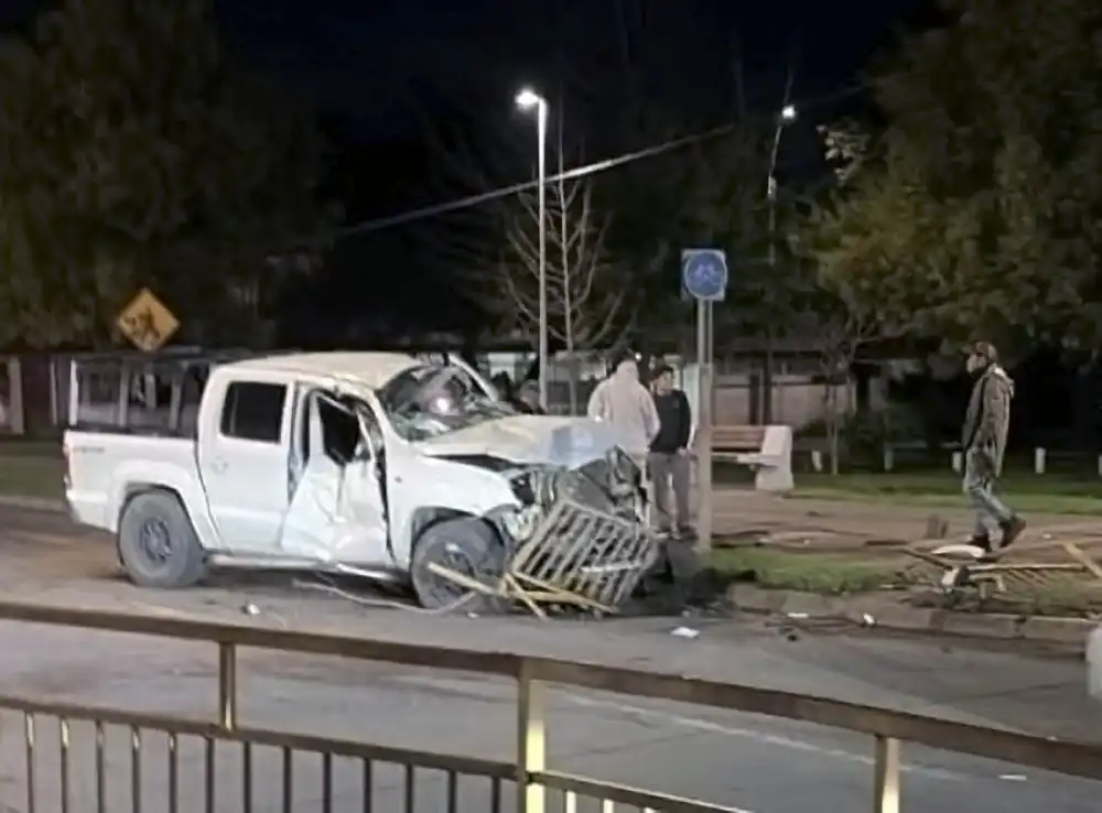 Camioneta Impacta Rejas Peatonales Tras Accidente De Transito En Curico