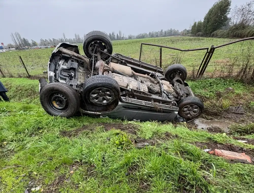 Camioneta Vuelca Con Cuatro Ocupantes Entre Ellos Un Bebe En La Ruta 5 Sur En Las Cercanias De San Javier
