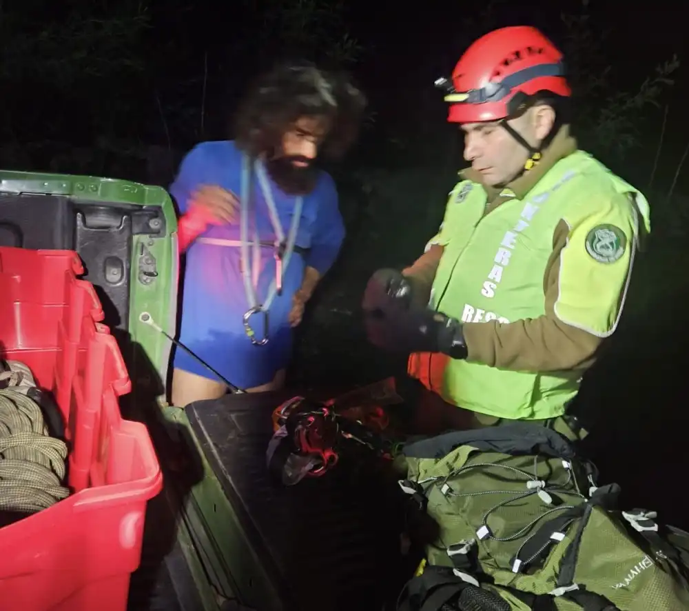 Carabineros Rescata A Siete Personas Que Quedaron Aisladas Tras Crecida De Estero En El Sector El Radal 1
