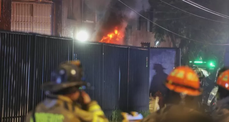 Cinco Personas Fallecen En Devastador Incendio Que Destruyo Tres Viviendas En La Comuna Del El Bosque