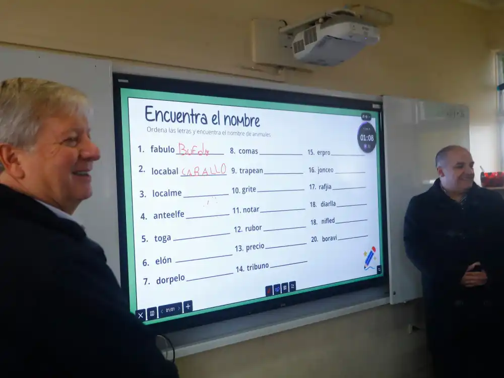 Curico Impulsa La Innovacion Educativa Con La Instalacion De Pantallas Interactivas En El Colegio El Boldo