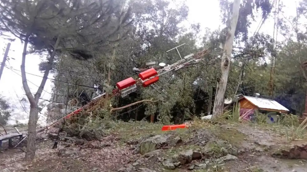 Fuertes Vientos Derriban Torre De Transmision En El Cerro Carlos Condell Y Dejan Fuera Del Aire A Varios Medios De Curico