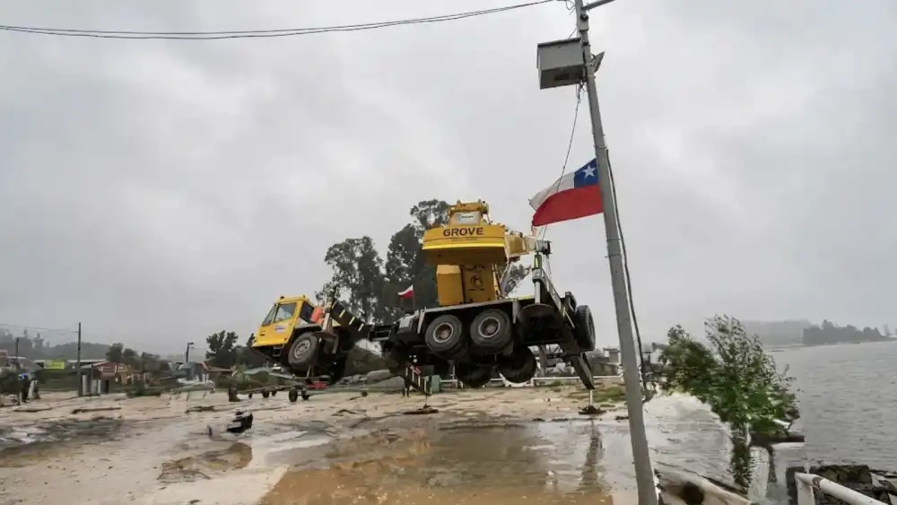 Grua Vuelca Durante Retiro Preventivo De Embarcaciones En Constitucion Accidente Dejo Solo Danos Materiales