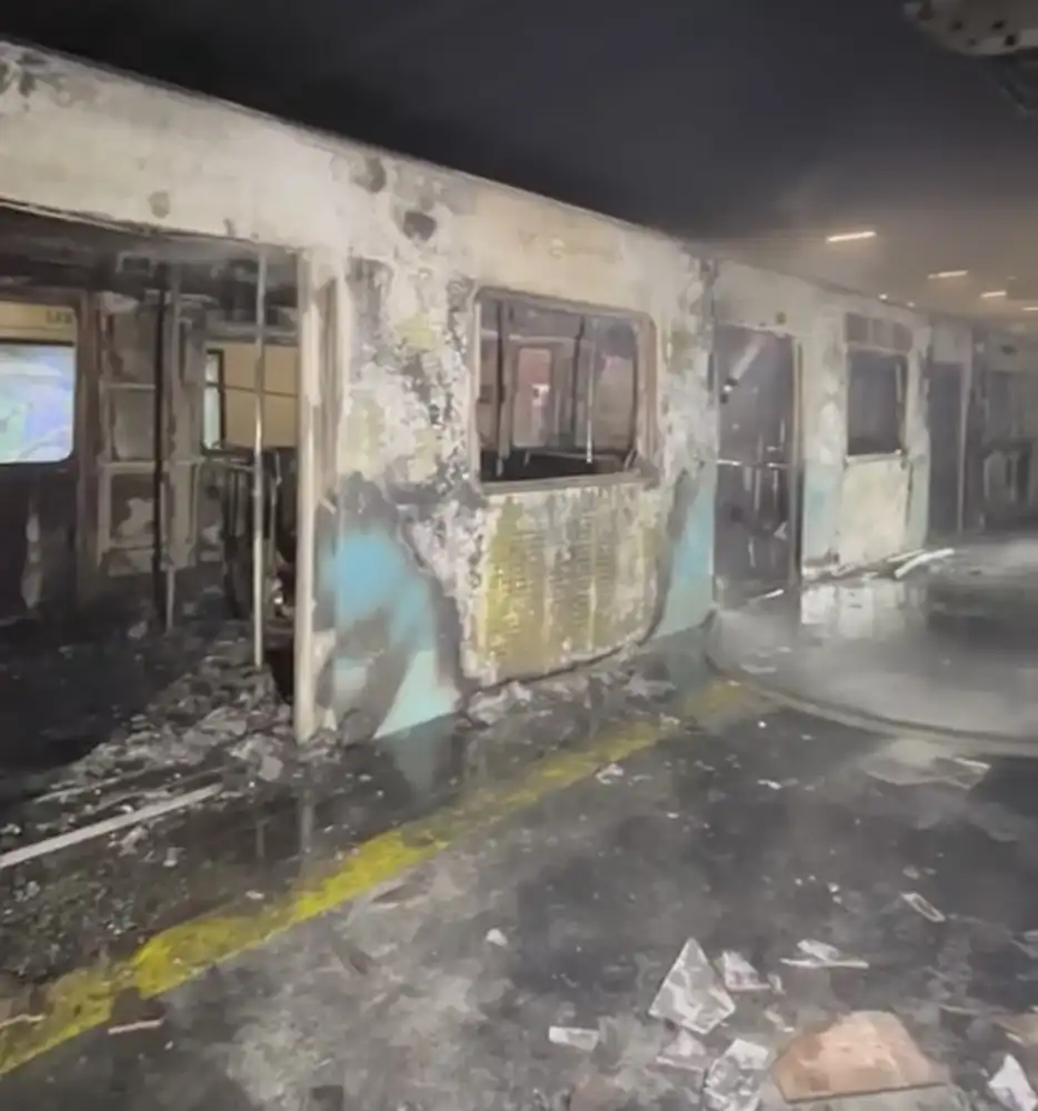 Incendio En Tren Obliga A Suspender Parcialmente La Linea 5 Del Metro De Santiago Diez Personas Fueron Atendidas
