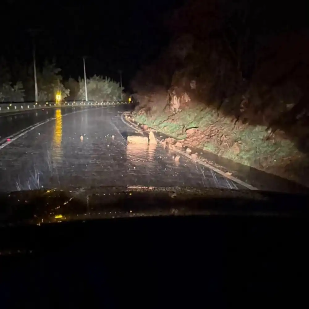 Sistema Frontal Provoca Caida De Material Sobre La Ruta K 16 Y Acumulacion De Agua En Villa Prat
